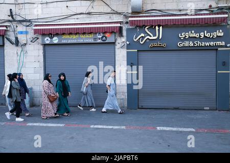 Jerusalem, Israel. 29.. Mai 2022. Touristen gehen zu geschlossenen palästinensischen Geschäften auf der Hauptstraße. Rund 70.000 rechte Israelis nahmen an einem der größten Fahnenmärsche während der Feierlichkeiten zum Jerusalem-Tag Teil. Der Jerusalem-Tag markiert die Vereinigung der Stadt im israelisch-arabischen Krieg von 1967. Der marsch führte durch das Damescus-Tor und die Altstadt. Den ganzen Tag über ereigneten sich gewalttätige Zusammenstöße zwischen Palästinensern und israelischen Teilnehmern. (Foto von Matan Golan/SOPA Images/Sipa USA) Quelle: SIPA USA/Alamy Live News Stockfoto