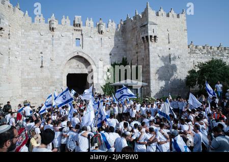 Jerusalem, Israel. 29.. Mai 2022. Tausende von israelischen Demonstranten marschieren mit israelischen Fahnen während des fahnenmarsches am Damescus-Tor. Rund 70.000 rechte Israelis nahmen an einem der größten Fahnenmärsche während der Feierlichkeiten zum Jerusalem-Tag Teil. Der Jerusalem-Tag markiert die Vereinigung der Stadt im israelisch-arabischen Krieg von 1967. Der marsch führte durch das Damescus-Tor und die Altstadt. Den ganzen Tag über ereigneten sich gewalttätige Zusammenstöße zwischen Palästinensern und israelischen Teilnehmern. (Foto von Matan Golan/SOPA Images/Sipa USA) Quelle: SIPA USA/Alamy Live News Stockfoto