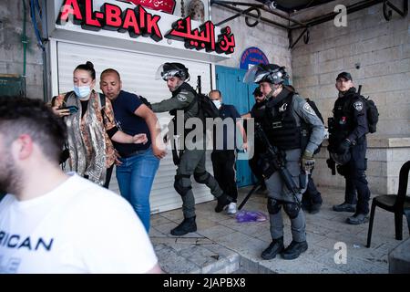 Die israelische Grenzpolizei schiebt Palästinenser während des Zusammenstoßes zwischen Palästinensern und Israelis anlässlich der Feierlichkeiten zum Jerusalem-Tag von der Straße. Rund 70.000 rechte Israelis nahmen an einem der größten Fahnenmärsche während der Feierlichkeiten zum Jerusalem-Tag Teil. Der Jerusalem-Tag markiert die Vereinigung der Stadt im israelisch-arabischen Krieg von 1967. Der marsch führte durch das Damescus-Tor und die Altstadt. Den ganzen Tag über ereigneten sich gewalttätige Zusammenstöße zwischen Palästinensern und israelischen Teilnehmern. (Foto von Matan Golan/SOPA Images/Sipa USA) Stockfoto