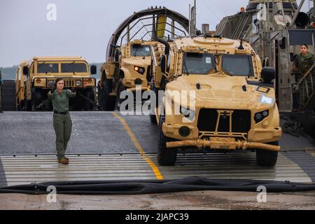 Saaremaa, Estland. 20.. Mai 2022. Ein gemeinsames leichtes taktisches Fahrzeug fährt von einem Landungsschiff, Luftkissen (LCAC) der Kearsarge Amphibious Ready Group (ARG) ab und startete während der estnischen Übung Siil (Igel) 22 am 20. Mai 2022 in Saaremaa, Estland, die 22. Marine Expeditionary Unit (MEU). Die ARG/MEU 22 befindet sich als Teil der Task Force 61/2 im geplanten Einsatzgebiet der US Naval Forces Europe, das von der Sechsten Flotte der USA eingesetzt wird, um die Interessen der USA, der Alliierten und der Partner zu verteidigen. Quelle: U.S. Marines/ZUMA Press Wire Service/ZUMAPRESS.com/Alamy Live News Stockfoto