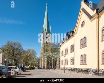 Schloss Linkoping und Rathaus an einem sonnigen Tag im Frühling in Schweden. Die Kathedrale ist etwa 900 Jahre alt. Stockfoto