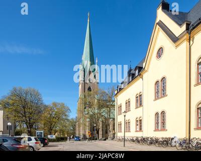 Schloss Linkoping und Rathaus an einem sonnigen Tag im Frühling in Schweden. Die Kathedrale ist etwa 900 Jahre alt. Stockfoto