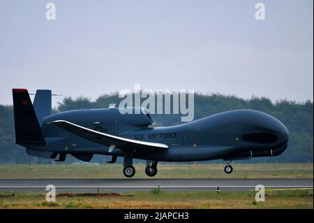 Der RQ-4 Global Hawk ist ein ferngesteuertes Drohnenflugzeug in großer Höhe mit einer integrierten Sensorsuite, die globale Allwetter-, Tag- oder Nachtdaten, Überwachungs- und Aufklärungsfunktionen (ISR) bietet. Die Mission von Global Hawk besteht darin, ein breites Spektrum an ISR-Sammelkapazitäten bereitzustellen, um gemeinsame Kampftruppen bei weltweiten Operationen in Friedenszeiten, Notfällen und Kriegszeiten zu unterstützen. Der Global Hawk bietet eine persistente Nahechtzeitabdeckung mithilfe von IMINT (Imagery Intelligence), SIGINT (Signals Intelligence) und MTI-Sensoren (Moving Target Indicator). US Air Force. Stockfoto