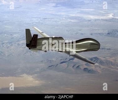 Der RQ-4 Global Hawk ist ein ferngesteuertes Drohnenflugzeug in großer Höhe mit einer integrierten Sensorsuite, die globale Allwetter-, Tag- oder Nachtdaten, Überwachungs- und Aufklärungsfunktionen (ISR) bietet. Die Mission von Global Hawk besteht darin, ein breites Spektrum an ISR-Sammelkapazitäten bereitzustellen, um gemeinsame Kampftruppen bei weltweiten Operationen in Friedenszeiten, Notfällen und Kriegszeiten zu unterstützen. Der Global Hawk bietet eine persistente nahezu Echtzeit-Abdeckung mithilfe von IMINT (Imagery Intelligence), SIGINT (Signals Intelligence) und MTI-Sensoren (Moving Target Indicator).ÊUS Air Force. Stockfoto