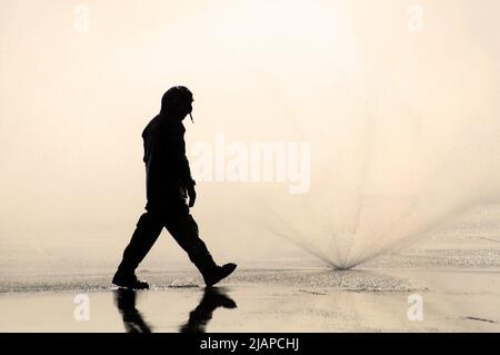 PAZIFIK (23. März 2011) Aviation BoatswainÕs Mate (Handler) 3. die Klasse Emmanuel Gedeon aus Miami überprüft Sprinkler während einer Gegenmaßnahme, die auf dem Flugdeck des Flugzeugträgers Boatswain abspült wird. Matrosen schrubbt die Außenflächen auf dem Flugdeck und dem Inselüberbau, um mögliche Strahlungskontaminationen zu entfernen. Ronald Reagan ist vor der Küste Japans tätig und leistet humanitäre Hilfe, wie sie von der Operation Tomodachi geleitet wird. Optimierte Version eines Fotos der US-Marine. Kredit US Navy/K.B. Grau Stockfoto