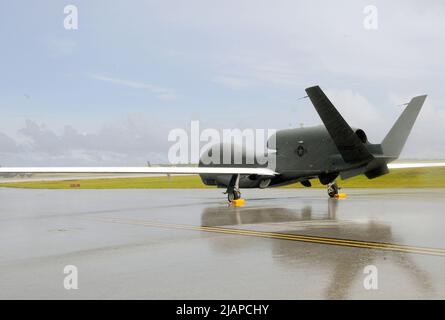 Der RQ-4 Global Hawk ist ein ferngesteuertes Drohnenflugzeug in großer Höhe mit einer integrierten Sensorsuite, die globale Allwetter-, Tag- oder Nachtdaten, Überwachungs- und Aufklärungsfunktionen (ISR) bietet. Die Mission von Global Hawk besteht darin, ein breites Spektrum an ISR-Sammelkapazitäten bereitzustellen, um gemeinsame Kampftruppen bei weltweiten Operationen in Friedenszeiten, Notfällen und Kriegszeiten zu unterstützen. Der Global Hawk bietet eine persistente nahezu Echtzeit-Abdeckung mithilfe von IMINT (Imagery Intelligence), SIGINT (Signals Intelligence) und MTI-Sensoren (Moving Target Indicator).ÊUS Air Force. Stockfoto