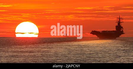 Der einzige US-amerikanische Vorwärtsflugträger USS Ronald Reagan (CVN 76) durchfliegt NavyÕs Südchinesische Meer mit dem Arleigh Burke-Klasse-Lenkungszerstörer USS Halsey (DDG 97) und dem Lenkungskreuzer USS Shiloh (CG 67) der Ticonderoga-Klasse. Reagan ist Teil der Task Force 70/Carrier Strike Group 5, die laufende Operationen zur Unterstützung eines freien und offenen Indo-Pazifik-Raums durchführt. STRASSE VON MALACCA, 18. JUNI 2021. Optimierte Version eines Fotos der US-Marine. Kredit US Navy/R.Madanat) Stockfoto