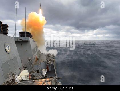 Der Arleigh Burke-Klasse Lenkraketen-Zerstörer USS Laboon (DDG 58) startet während einer Trainingsübung eine SM-2 Rakete. Hier wird die USS Laboon mit der Theodore Roosevelt Carrier Strike Group als Komposit Training Unit Exercise (COMPTUEX) in Vorbereitung auf einen bevorstehenden geplanten Einsatz bezeichnet. Optimierte Version eines Fotos der US-Marine. Kredit US Navy/M.J. Lieberknecht Stockfoto