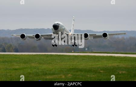 Ein RC-135 V/W Rivet Joint hebt vom Luftwaffenstützpunkt Offutt, Nebraska, USA, ab. Oktober 2016. Das RC-135V/W Rivet Joint unterstützt Theater- und nationale Verbraucher mit Echtzeit-Funktionen zur Erfassung, Analyse und Verbreitung von Informationen vor Ort.das Flugzeug ist eine umfassend modifizierte C-135. Die integrierte Sensorgruppe kann Signale im gesamten elektromagnetischen Spektrum erkennen, identifizieren und geolokieren. Die Missionsmannschaft kann die gesammelten Informationen dann in verschiedenen Formaten weiterleiten. Optimierte Version eines Fotos der US-Luftwaffe. Gutschrift USAF Stockfoto