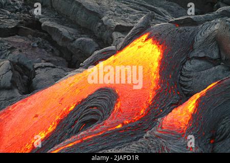 Pahoehoe Lava aus dem Schlot, Kilauea Vulkan. Hawaii Volcanoes National Park. Geschmolzenes Gestein in einem Lavastrom. Eine optimierte Version eines Image des National Park Service. Quelle: NPS/L. Konrad Stockfoto
