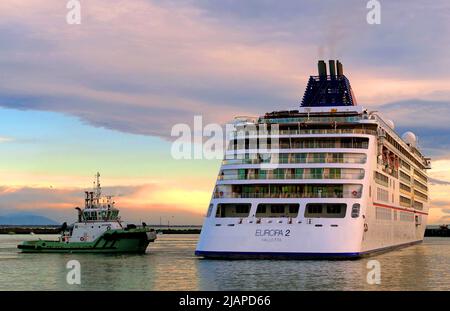 Die 235m Long MS Europa 2 ist ein Kreuzfahrtschiff der deutschen Reederei Hapag-Lloyd Cruises. Sie trat im Mai 2013 in Dienst und wurde seitdem von der Berlitz zur Nummer eins der Welt ernannt. Startschuss: 6. Juli 2012 Länge: 226 m Ê Stockfoto