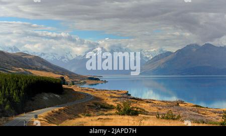 Blick vom Aussichtspunkt Peters. Der Pukaki-See ist bekannt für seine außergewöhnlich blaue Farbe, die er von schwebenden Partikeln im Wasser erhält. Mount Cook ZealandÕs der höchste Berg von New mit 3754 Metern Höhe. Südinsel, Neuseeland. Der Pukaki-See ist etwa 169 Quadratkilometer groß und hat eine Tiefe von 70 Metern (230 Fuß). Ê Stockfoto