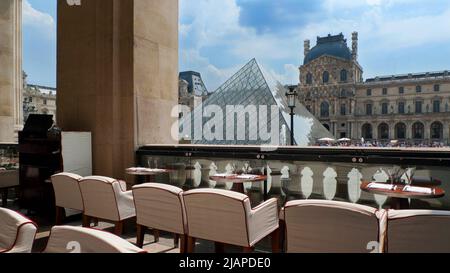 Le Cafe Marly, 93 Rue de Rivoli, mit Blick auf die Glaspyramide und den Innenhof des Louvre. Stockfoto