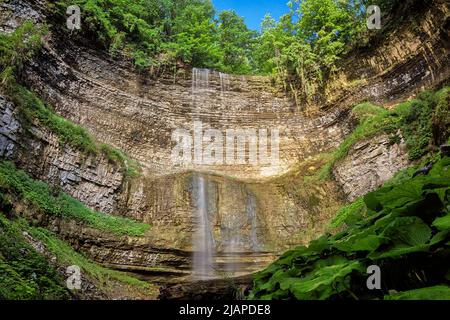 TEWS Falls ist ein 41 Meter langer Wasserfall mit Band und der höchste Wasserfall in Hamilton, Ontario, Kanada. Das Hotel liegt am Spencer Gorge / Webster's Falls Conservation Area in Greensville, seine Quelle ist Logie's Creek. Auch bekannt als Hopkin's Falls und Tunis's Falls Stockfoto