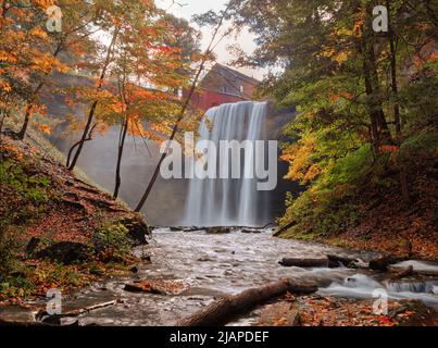 Decew Falls - Twelve Mile Creek, St. Catharines, Ontario, Kanada. Das Mühlengebäude Morningstar befindet sich im Hintergrund. Stockfoto