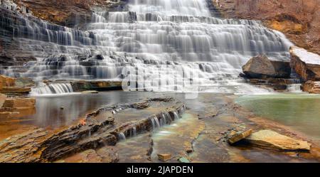 Albion Falls. Albion Falls ist ein 19 m hoher klassischer Wasserfall, der die Niagara Escarpment im Red Hill Valley, in Hamilton, Ontario, Kanada, hinunter fließt. Bei einem Wasserfall wird der Regenguss in eine Reihe von Schritten versetzt, wodurch das Wasser „kaskadiert“ wird. Die Spitze der Wasserfälle befindet sich am Mountain Brow Blvd Stockfoto