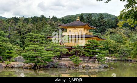 Kinkaku-ji (wörtlich ÒTemple des Goldenen PavilionÓ), offiziell Rokuon-ji genannt, ist ein Zen-buddhistischer Tempel in Kyoto, Japan. Es ist eines der beliebtesten Gebäude in Kyoto und zieht jedes Jahr viele Besucher an. Es ist als National Special Historic Site, eine National Special Landscape bezeichnet und ist einer von 17 Orten, aus denen die historischen Denkmäler des alten Kyoto, die zum Weltkulturerbe gehören. Kyoto, Japan Stockfoto