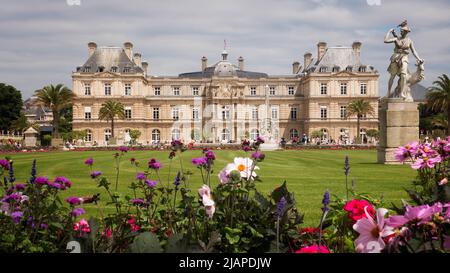 Palais du Luxembourg, Jardin du Luxembourg, Paris, Frankreich.der Palast in der Rue de Vaugirard 15 im Pariser Arrondissement 6. wurde ursprünglich nach Plänen des französischen Architekten Salomon de Brosse als königliche Residenz der Regentin Marie de' Medici, Mutter von König Ludwig XIII., erbaut Der Palast beherbergt jetzt den französischen Senat. Stockfoto