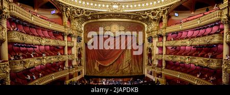 Eine Panoramaaussicht auf die Bühne des Palais Garnier, OpŽra national de Paris, Paris, Frankreich. Das Palais Garnier oder OpŽra Garnier ist ein Opernhaus mit 1979 Sitzplätzen am Place de l'OpŽra im 9.. Arrondissement von Paris, Frankreich. Es wurde von 1861 bis 1875 auf Geheiß von Kaiser Napoleon III. Für die Pariser Oper erbaut Stockfoto