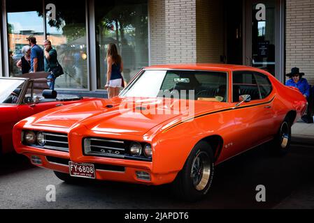 Ein Pontiac GTO aus dem Jahr 1969, der bei der Woodward Dream Cruise 2015 fotografiert wurde, ist eine Veranstaltung für Automobilenthusiasten, die jährlich am dritten Samstag im August in Metropolitan Detroit, Michigan, entlang der Woodward Avenue, einer großen Durchgangsstraße aus dem frühen 20.. Jahrhundert, stattfindet. USA Stockfoto