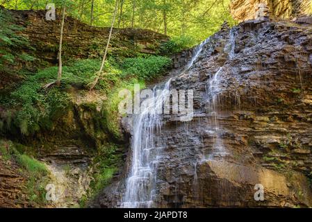 Tiffany Falls ist ein 21 Meter hoher Wasserfall mit Band, der sich im Naturschutzgebiet der Tiffany Falls befindet, direkt an der Wilson Street East, Ancaster, in Hamilton, Ontario, Kanada. Stockfoto