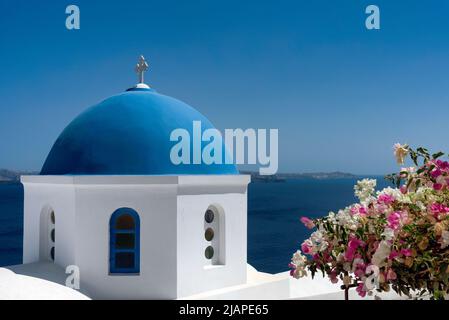 Blau gewölbte, weiß getünchte Kirche, Santorini. Santorini ist eine der Kykladen-Inseln in der Ägäis. Griechenland. Stockfoto