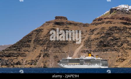 Die Costa Deliziosa in Santorini, Griechenland. Costa Deliziosa ist ein von Costa Crociere betriebenes Flaggschiff für Kreuzfahrtschiffe. Im Jahr 2007 im Rahmen einer fünfschiffigen Erweiterung der Costa Cruises-Flotte bestellt, wurde Costa Deliziosa von Fincantieri gebaut, im März 2009 gestartet und im Januar 2010 an Costa Crociere übergeben Stockfoto