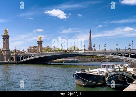 Die Pont Alexandre III ist eine Bogenbrücke, die die seine in Paris überspannt. Es verbindet das Champs-ƒlysŽes Viertel mit dem Invalidendom und dem Eiffelturm. Die Brücke gilt weithin als die kunstvoll verzierte, extravagante Brücke der Stadt. Seit 1975 ist es als französisches Monument historique klassifiziert. Paris, Frankreich Stockfoto