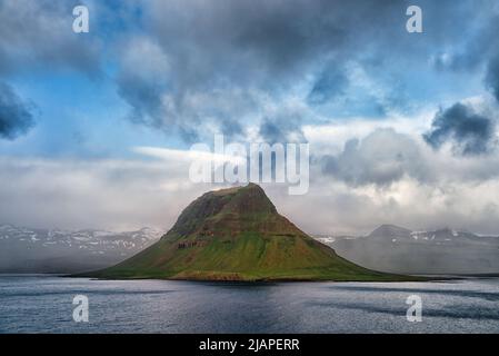 Mount Kirkjufell, Grundarfjšr, Island. Kirkjufell ist ein 463m m hoher Berg an der Nordküste der isländischen Halbinsel Sn¾fellsnes, in der Nähe der Stadt Grundarfjšr. Es wird behauptet, der am meisten fotografierte Berg des Landes zu sein. Stockfoto