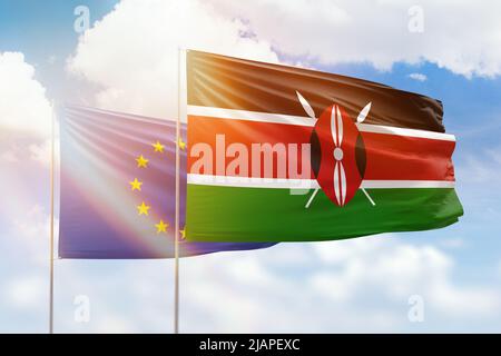 Sonniger blauer Himmel und Flaggen von kenia und der europäischen Union Stockfoto