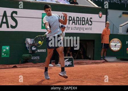 PARIS, Frankreich. 1.. Juni 2022. CARLOS ALCARAZ aus Spanien gibt den Ball an ALEXANDER SVEREV aus Deutschland zurück während des Viertelfinales der French Open 2022, Grand Slam Tennisturnier im Roland Garros Stadium - Paris Frankreich.Alexander Sverev gewann: 6:4 6:4 4:6 7:6 (Bildnachweis: © Pierre Stevenin/ZUMA Press Wire) Stockfoto