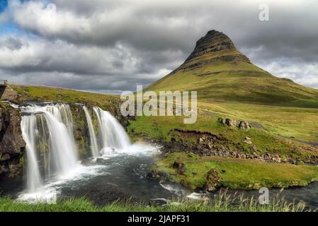 Kirkjufellsfoss (Kirkjufell Wasserfall) mit Mt. Kirkjufell Beyond, Grundarfjšr, Island Stockfoto