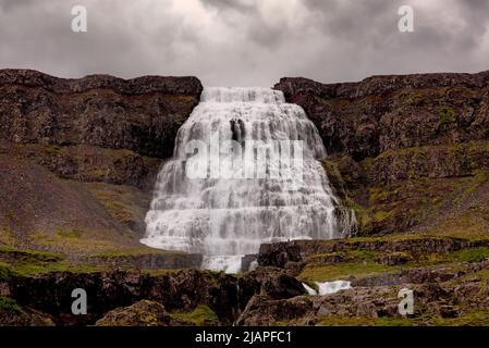 Der Wasserfall Dynjandi, Island, auch Fjallfoss genannt, befindet sich in Arnarfjšr in der Region Westfjorde in Island. Er ist der größte Wasserfall in den Westfjorden und hat eine Gesamthöhe von 100 Metern (330Êft). Stockfoto