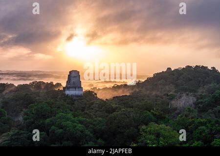 Maya-Tempel im Tikal National Park bei Sonnenaufgang. Tikal, El Peten, Guatemala. Eine optimierte Version eines US-HILFSFOTOS. Gutschrift USAID/J.Houston Stockfoto