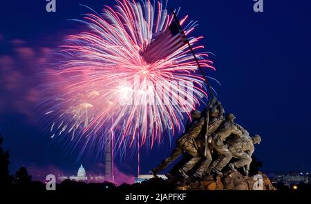 Das Feuerwerk zur Feier des Unabhängigkeitstages wird am 4. Juli 2013 vom Iwo Jima, U.S. Marine Corps Memorial in Arlington, VA, aus gesehen. In der Ferne befinden sich das Lincoln Memorial, das U.S. Department of Agriculture (USDA) Yates Building (dunkelrotes Ziegelgebäude), das Washington Monument (mit Gerüsten) und das US Capitol Building in Washington, D.C. optimierte Version eines USDA-Fotos, Credit: USDA/L.Cheung Stockfoto