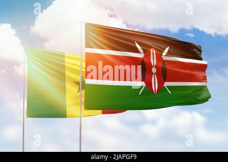 Sonniger blauer Himmel und Flaggen von kenia und senegal Stockfoto