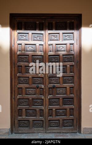Beispiel mittelalterlicher geometrischer Ornamente an alten Holztüren in Granada, Andalusien, Spanien Stockfoto