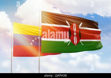 Sonniger blauer Himmel und Flaggen von kenia und venezuela Stockfoto