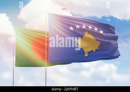 Sonniger blauer Himmel und Flaggen von kosovo und bangladesch Stockfoto