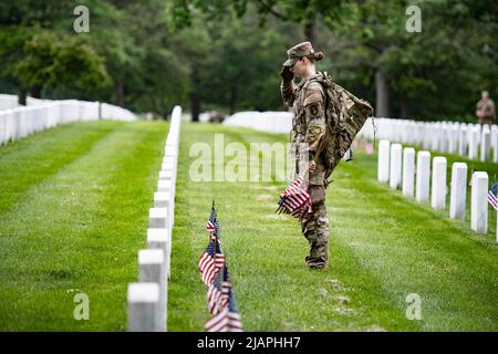 Arlington, Virginia, USA. 26.. Mai 2022. Soldaten des us-Infanterie-Regiments von 3D (The Old Guard), zusammen mit Dienstmitgliedern des U.S. Marine Corps, der U.S. Navy, der U.S. Air Force und der U.S. Coast Guard, platzieren US-Flaggen an jedem Grabstätten auf dem Arlington National Cemetery als Teil von Flags-in, Arlington, VA., 26. Mai 2022. Kredit: U.S. Army/ZUMA Press Wire Service/ZUMAPRESS.com/Alamy Live Nachrichten Stockfoto