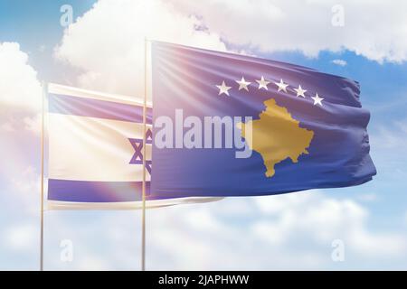 Sonniger blauer Himmel und Flaggen des kosovo und israels Stockfoto