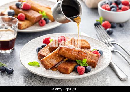 French Toast Sticks mit Ahornsirup und Beeren Stockfoto