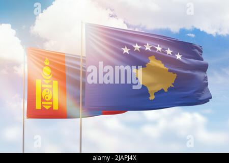 Sonniger blauer Himmel und Flaggen des kosovo und der mongolei Stockfoto