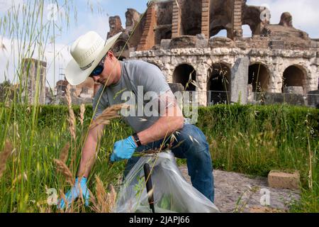 Neapel, Italien. 12.. Mai 2022. Aviation Electricians Mate 3. Class Jacob Howell aus dem US-Bundesstaat Florida, der den „Dungellagern“ des Hubschrauber-Seekampfgeschwaders HSC 11 zugewiesen wurde, Landschaften vor dem Kolosseum von Capua während einer Veranstaltung zu den Beziehungen zwischen den Gemeinden während eines planmäßigen Hafenbesuchs in Neapel, Italien, am 12. Mai 2022. Die Harry S. Truman Carrier Strike Group befindet sich im geplanten Einsatzgebiet der US Naval Forces Europe und wird von der Sechsten Flotte der USA eingesetzt, um die Interessen der USA, der Alliierten und der Partner zu verteidigen. Quelle: U.S. Navy/ZUMA Press Wire Service/ZUMAPRESS.com/Alamy Live News Stockfoto