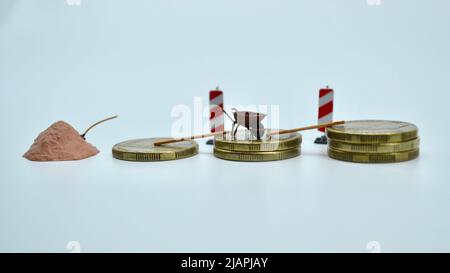 Konzept für Bitcoin- und andere Krypto-Währungsblockketten-Minen mit Golddollar-Münzen, Miniatur-Baumaschinen und einem falschen Haufen Erde Stockfoto