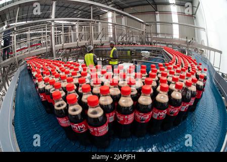 Sebeta, Äthiopien. 31.. Mai 2022. Am 31. Mai 2022 arbeiten Mitarbeiter in der Abfüllanlage von Coca-Cola in der Stadt Sebeta im äthiopischen Bundesstaat Oromia. Die Coca-Cola Beverages Africa (CCBA) hat am Dienstag ihre neue Coca-Cola-Abfüllanlage in Äthiopien mit 100 Millionen US-Dollar eingeweiht. Quelle: Michael Tewelde/Xinhua/Alamy Live News Stockfoto