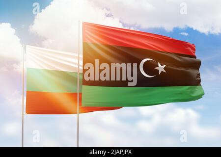 Sonniger blauer Himmel und Flaggen libyens und bulgariens Stockfoto