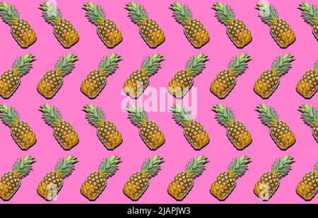 Viele reife Ananas auf rosa Hintergrund. Muster für Design Stockfoto