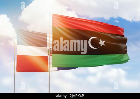 Sonniger blauer Himmel und Flaggen von libyen und der dominikanischen republik Stockfoto