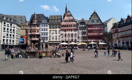 Römerberg, alter Hauptplatz der Stadt, gesäumt von bunt rekonstruierten Fachwerkhäusern, Frankfurt, Deutschland Stockfoto